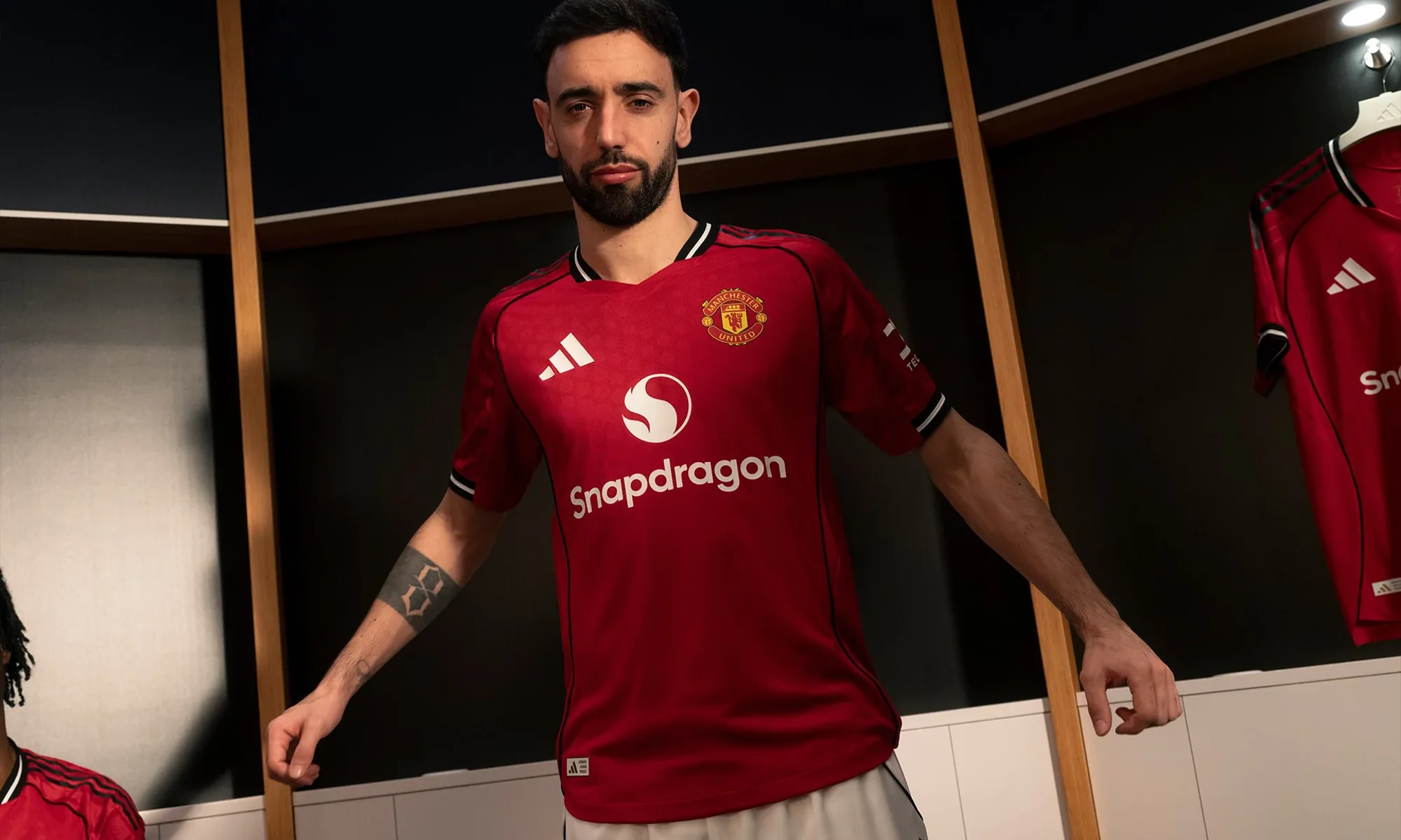 El Manchester United rinde homenaje a Old Trafford con su camiseta local