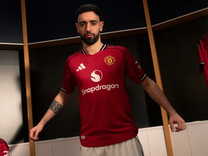 El Manchester United rinde homenaje a Old Trafford con su camiseta local