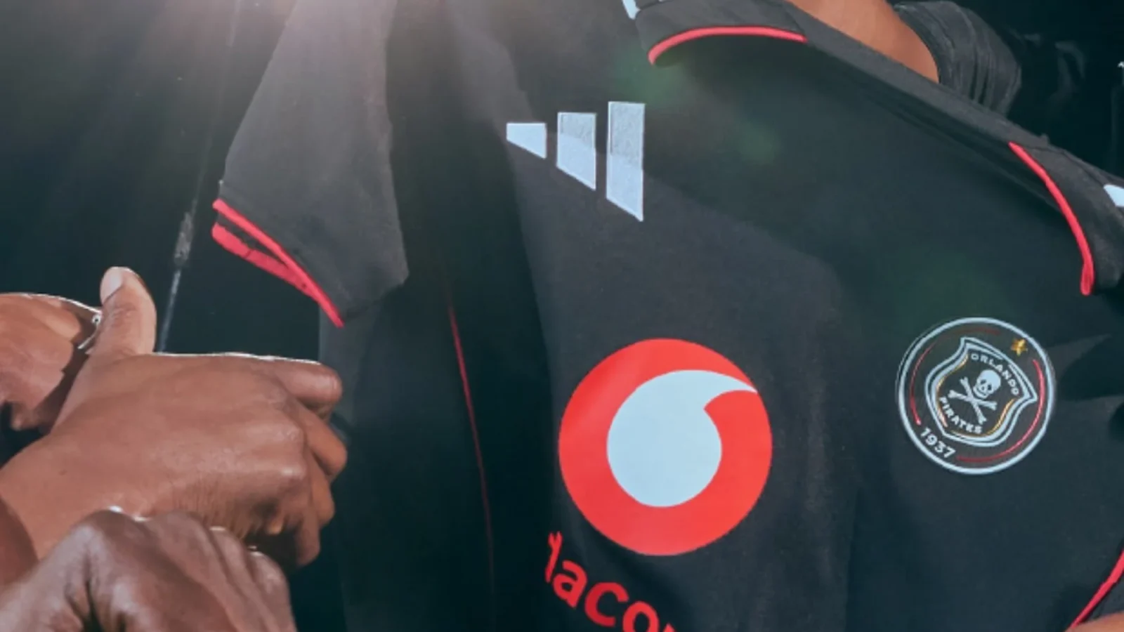 Orlando Pirates presenta sus camisetas adidas 2025-2026 con guiño a las Orlando Towers