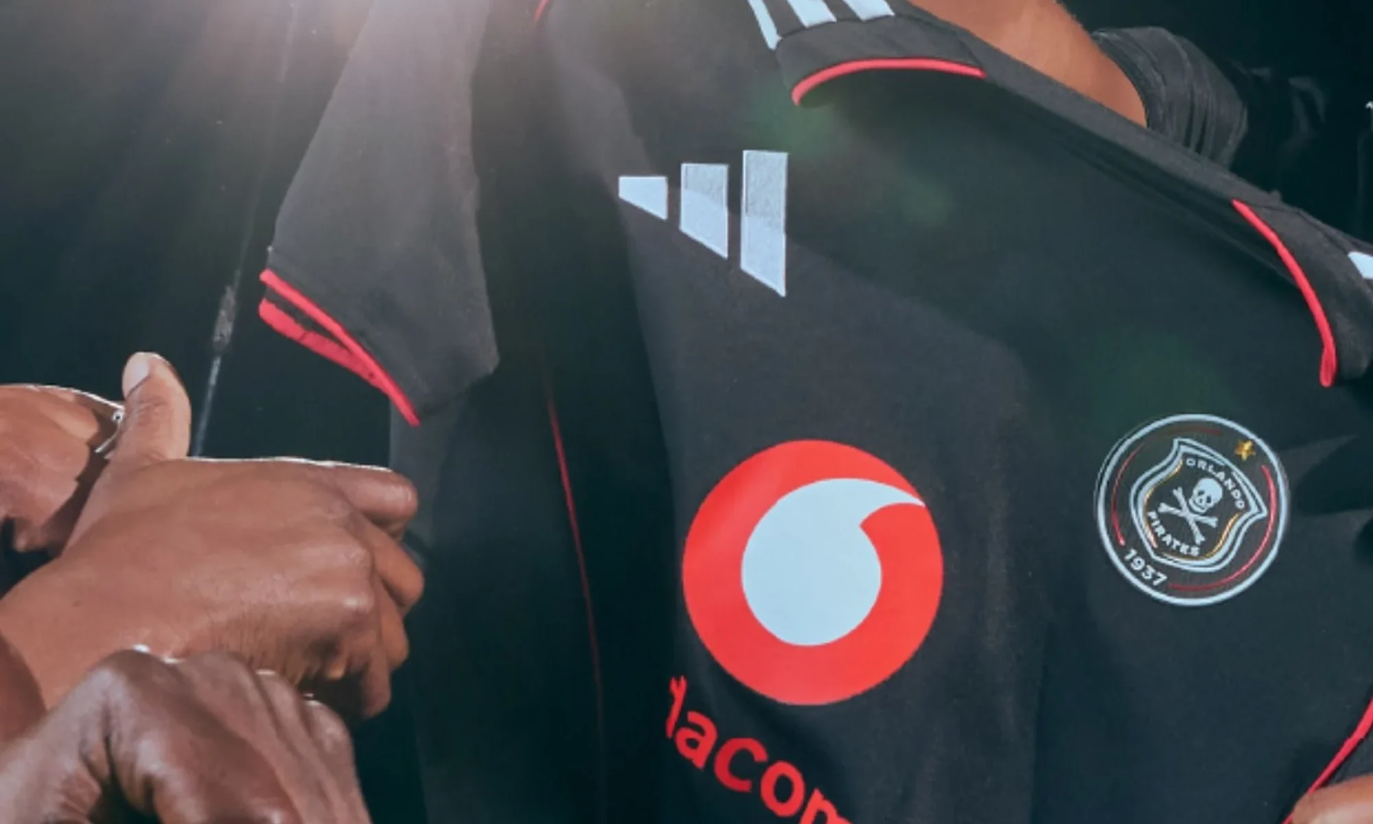Orlando Pirates presenta sus camisetas adidas 2025-2026 con guiño a las Orlando Towers
