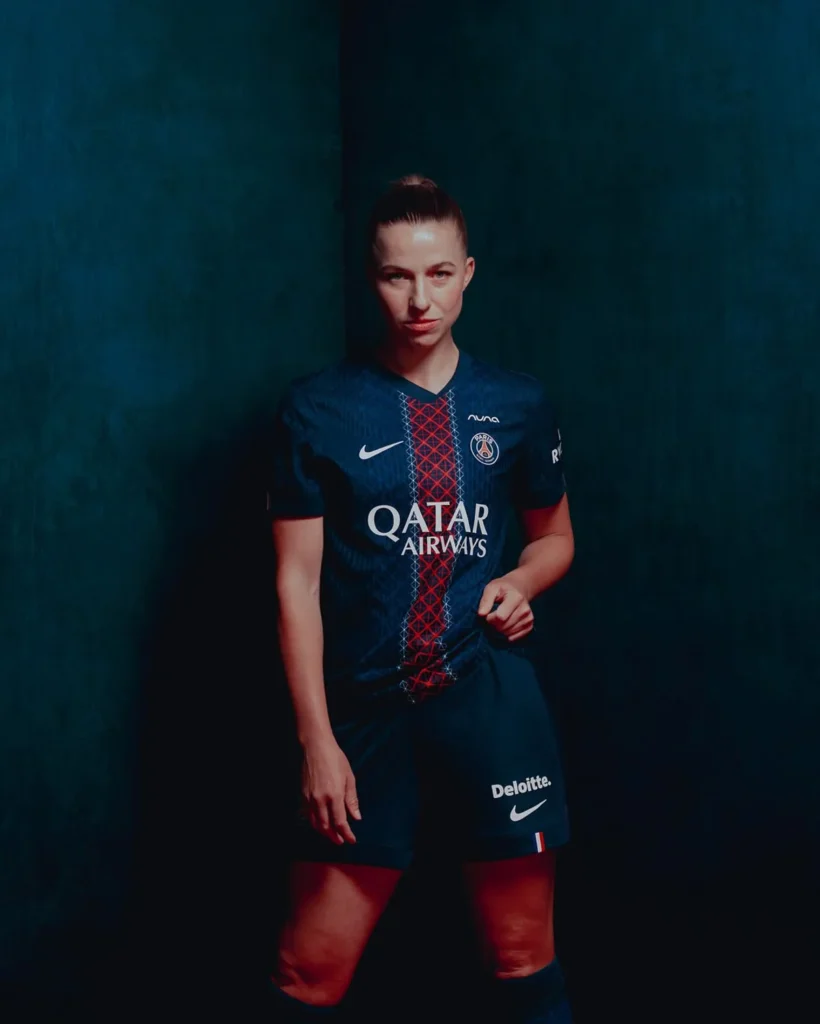 El PSG une la raya Hechter y la Torre Eiffel en su nueva camiseta local