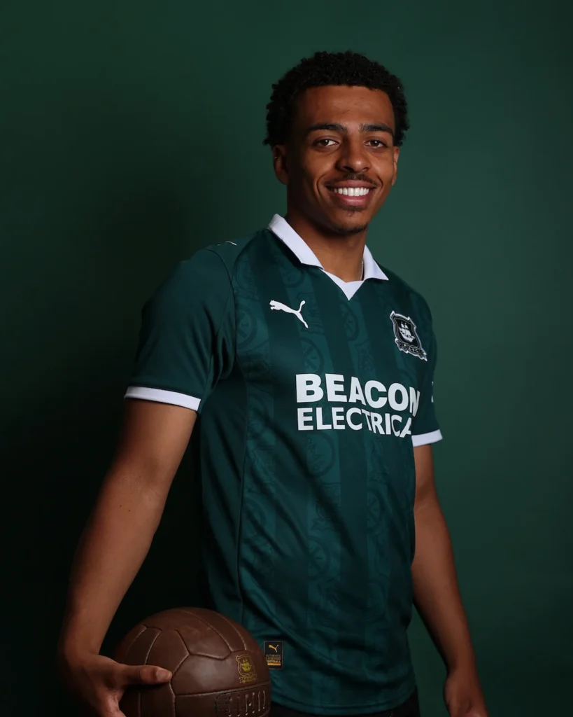 Plymouth Argyle presenta sus camisetas 2025-2026 con Puma y un patrón de escudos históricos