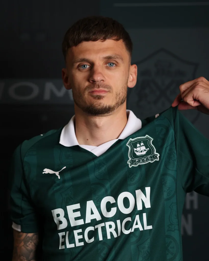 Plymouth Argyle presenta sus camisetas 2025-2026 con Puma y un patrón de escudos históricos