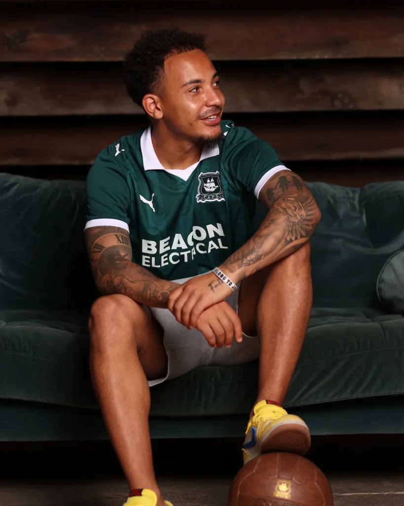 Plymouth Argyle presenta sus camisetas 2025-2026 con Puma y un patrón de escudos históricos