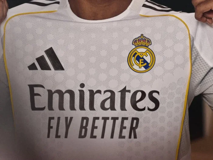 La camiseta local del Real Madrid 2025-2026 celebra la historia del Santiago Bernabéu
