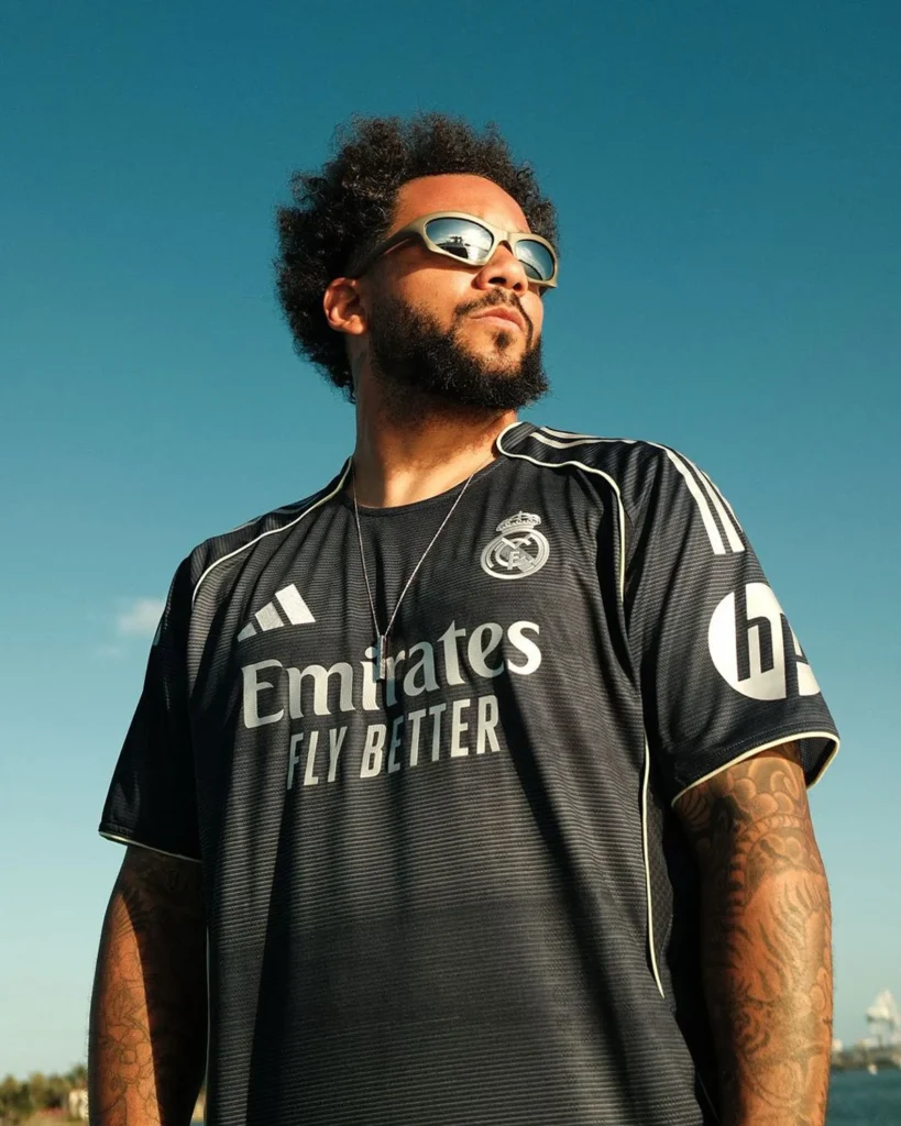 El efecto muaré marca la camiseta suplente del Real Madrid 2025-2026