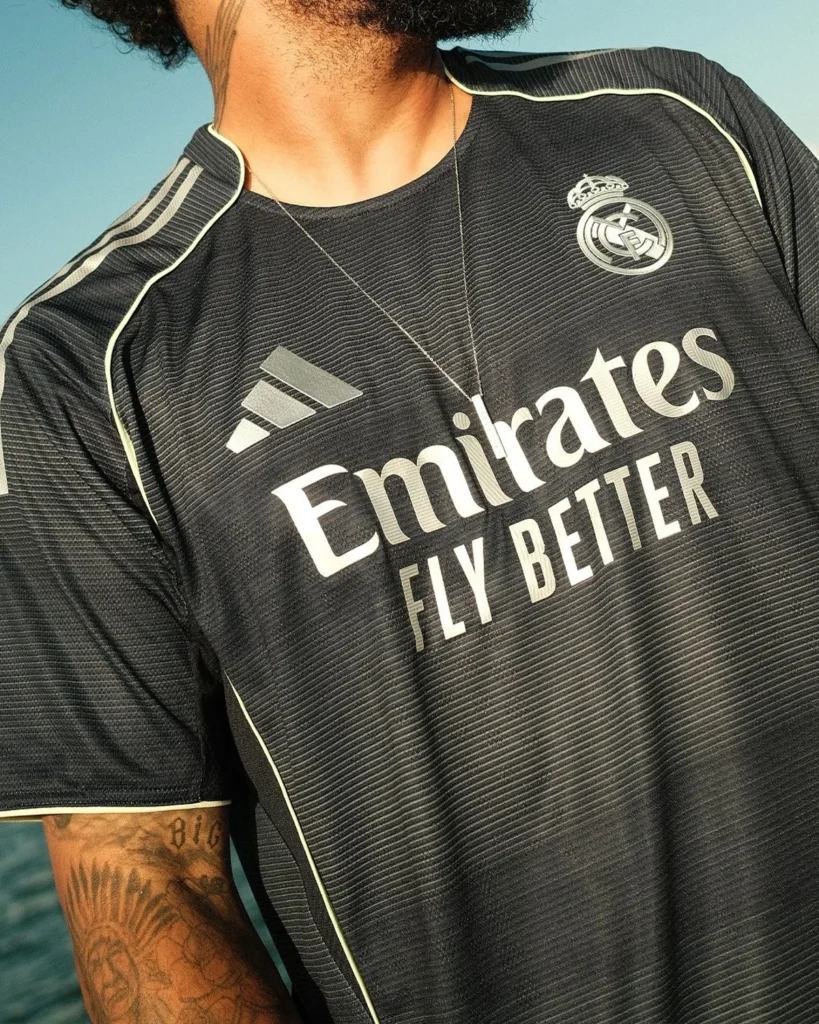 El efecto muaré marca la camiseta suplente del Real Madrid 2025-2026
