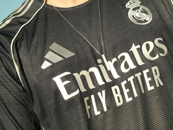 El efecto muaré marca la camiseta suplente del Real Madrid 2025-2026