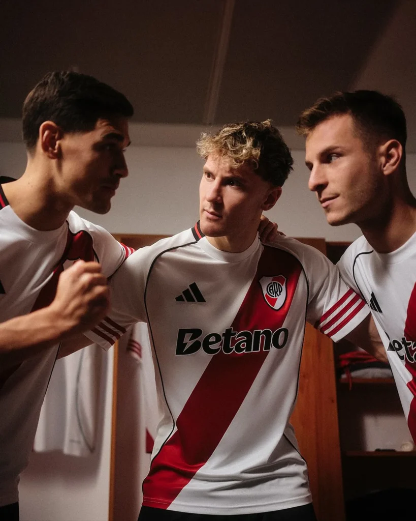 Las camisetas de River Plate 2025-2026 evocan dos títulos históricos