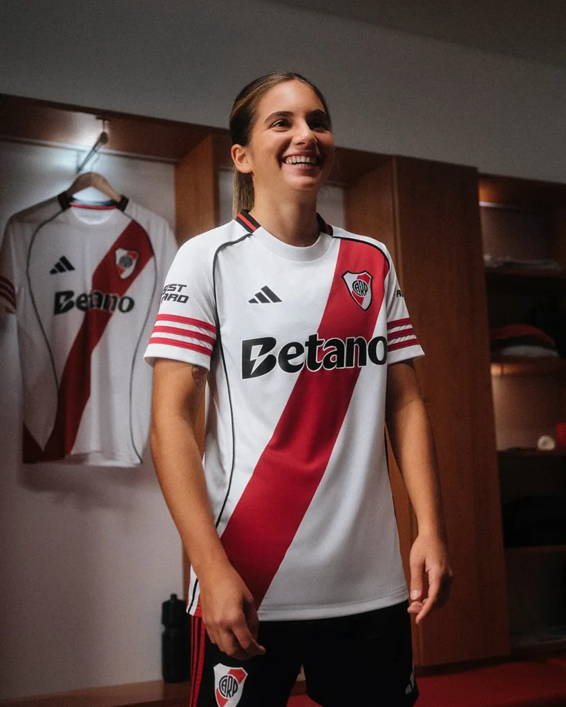 Las camisetas de River Plate 2025-2026 evocan dos títulos históricos