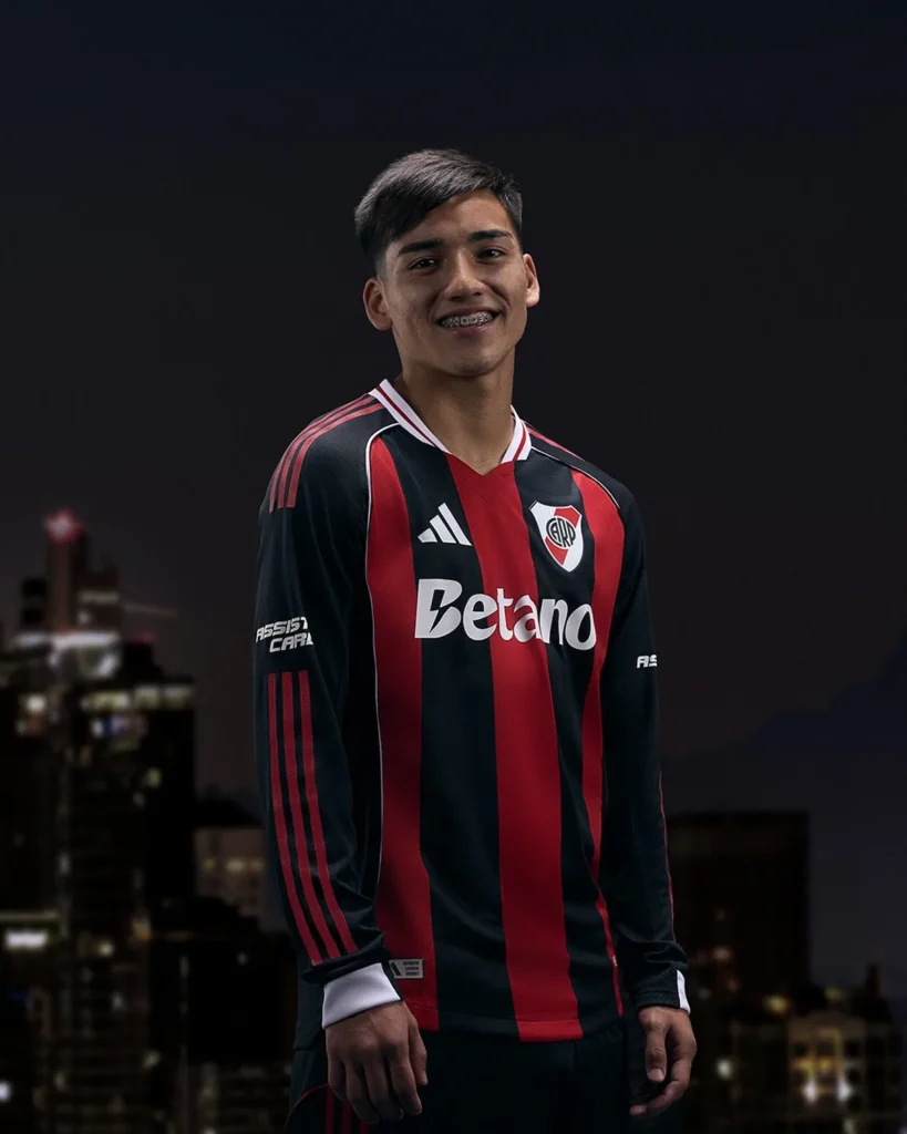 Las camisetas de River Plate 2025-2026 evocan dos títulos históricos