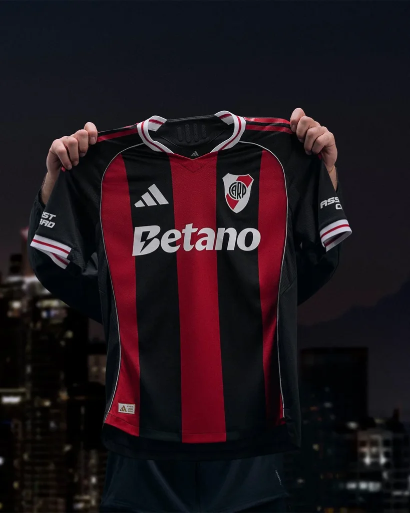 Las camisetas de River Plate 2025-2026 evocan dos títulos históricos