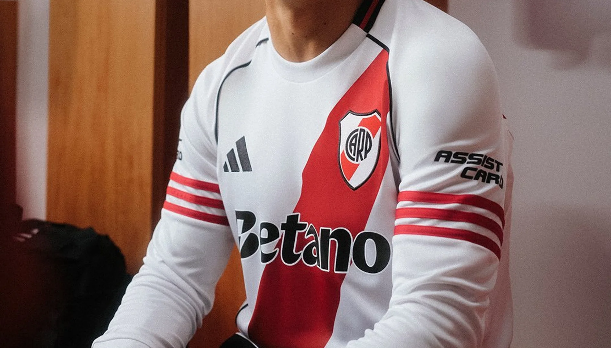 Las camisetas de River Plate 2025-2026 evocan dos títulos históricos