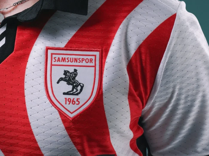 Samsunspor presenta sus camisetas 2025-2026 con olas rojas y blancas