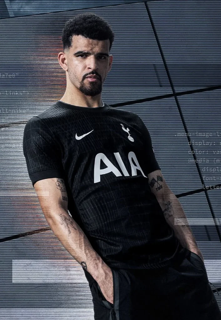 El Tottenham se viste de negro y estrena una camiseta visitante de aire futurista