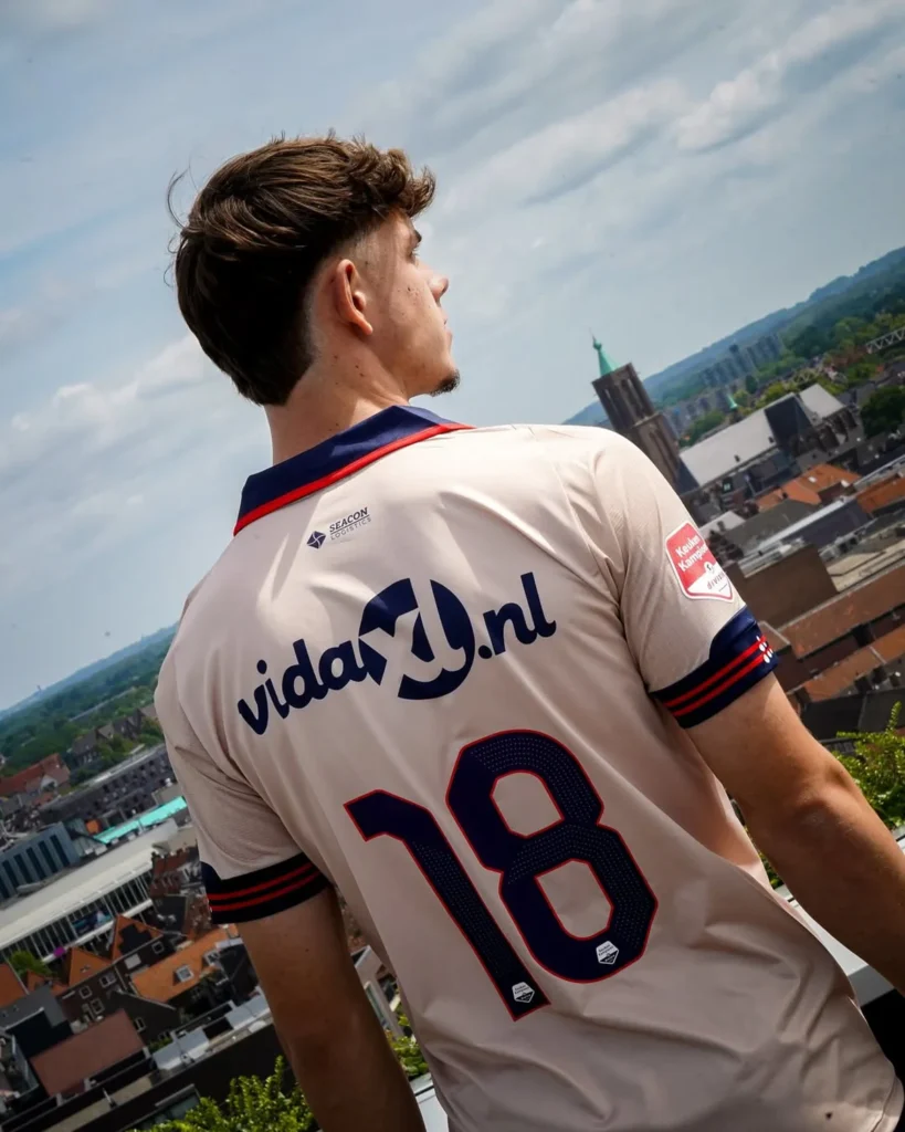 VVV Venlo presenta su camiseta visitante 2025-2026 beige con los colores de la ciudad