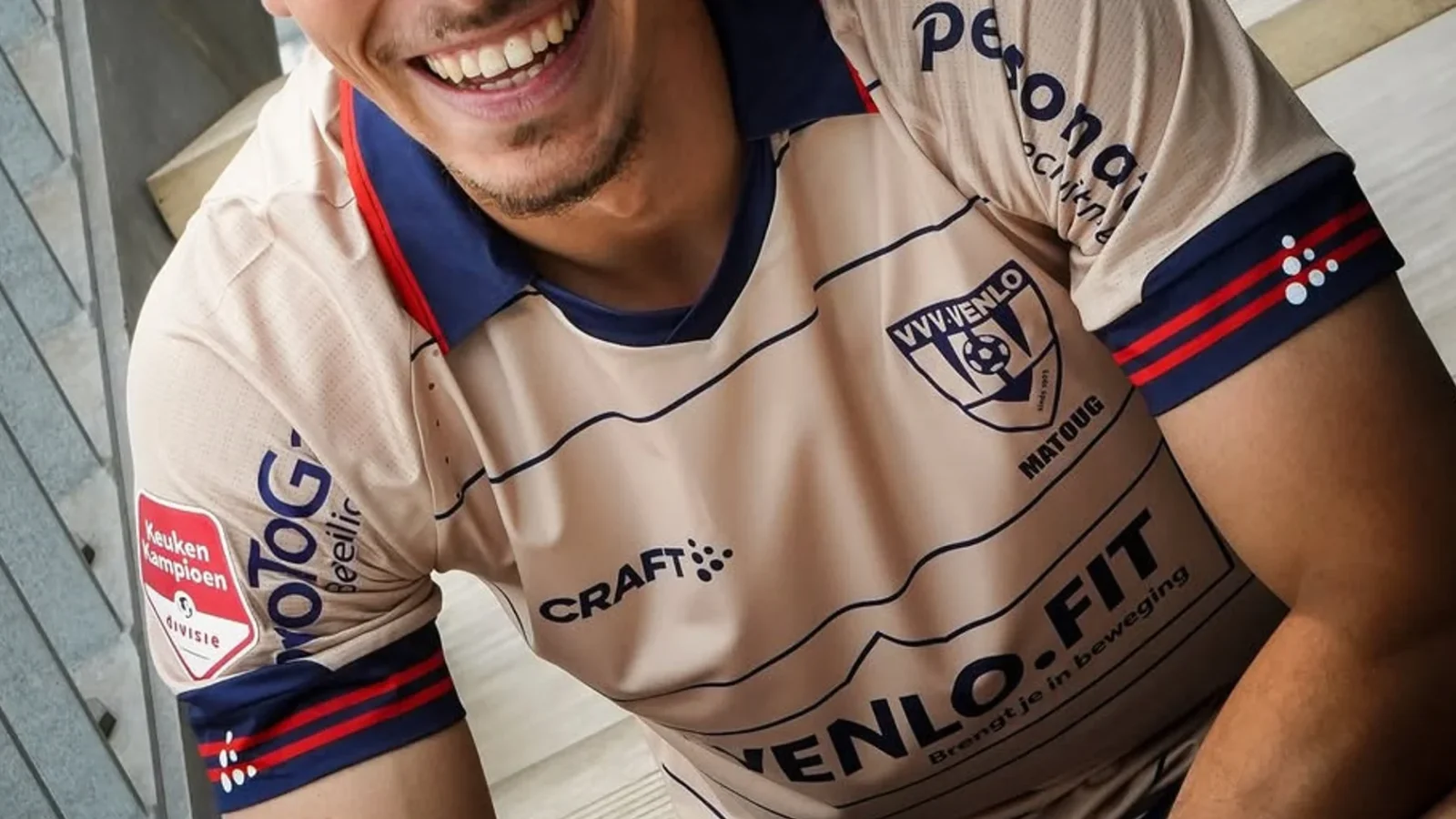 VVV Venlo presenta su camiseta visitante 2025-2026 beige con los colores de la ciudad