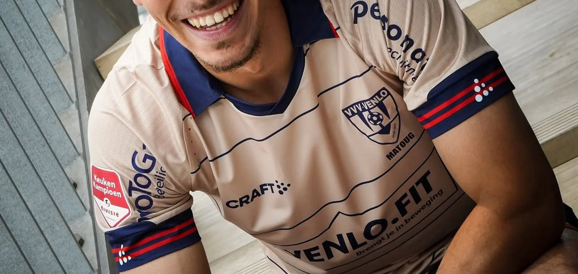 VVV Venlo presenta su camiseta visitante 2025-2026 beige con los colores de la ciudad