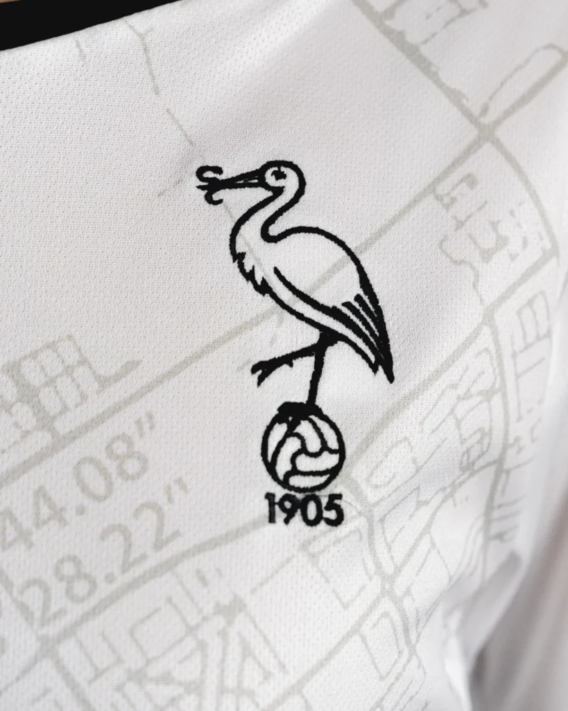 La camiseta visitante del ADO Den Haag 2025-2026 lleva el plano de la ciudad