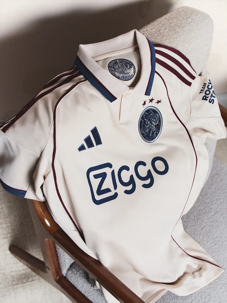 Tercera camiseta del Ajax 2025-2026, inspirada en el documento más antiguo de Ámsterdam