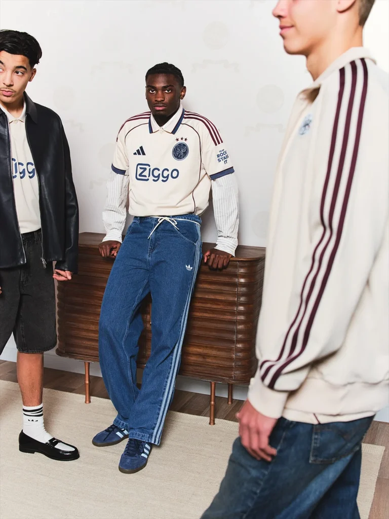 Tercera camiseta del Ajax 2025-2026, inspirada en el documento más antiguo de Ámsterdam