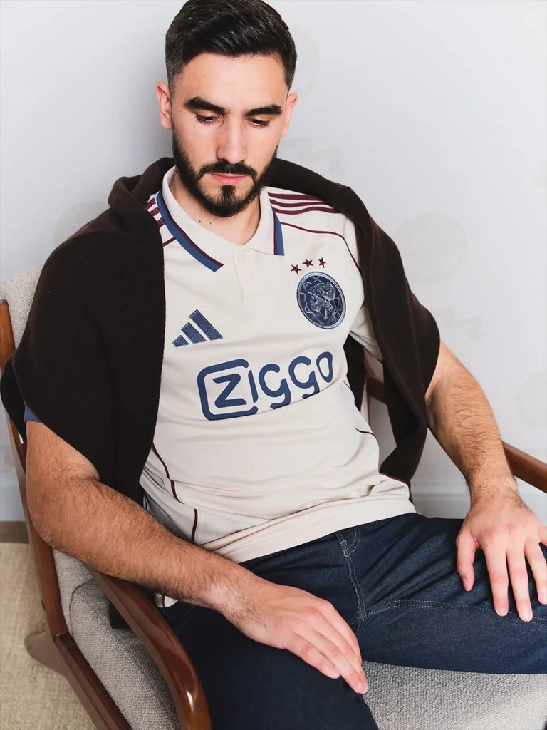 Tercera camiseta del Ajax 2025-2026, inspirada en el documento más antiguo de Ámsterdam