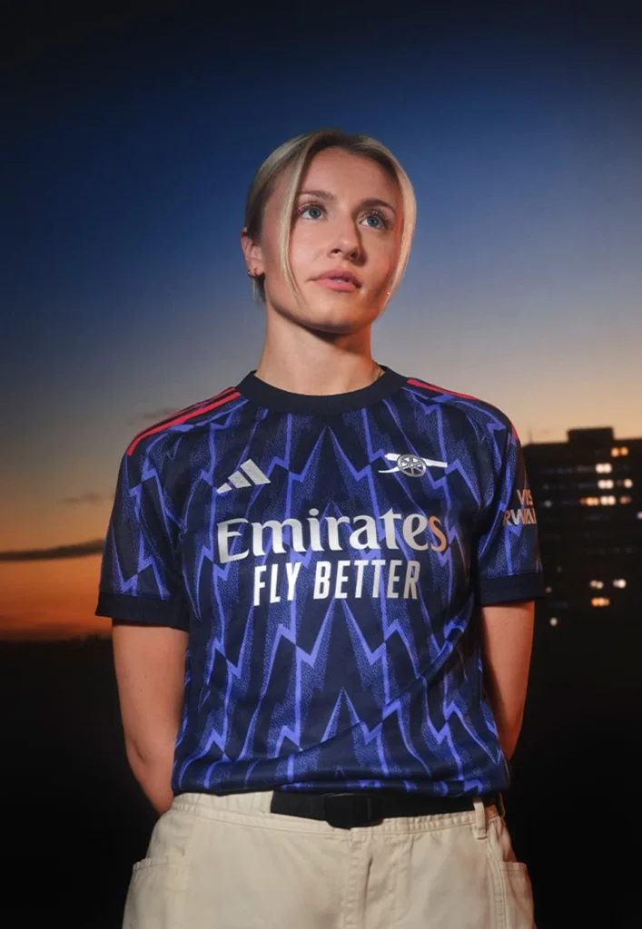 Arsenal presenta su camiseta visitante 2025-2026, un viaje a los rayos de los años 90