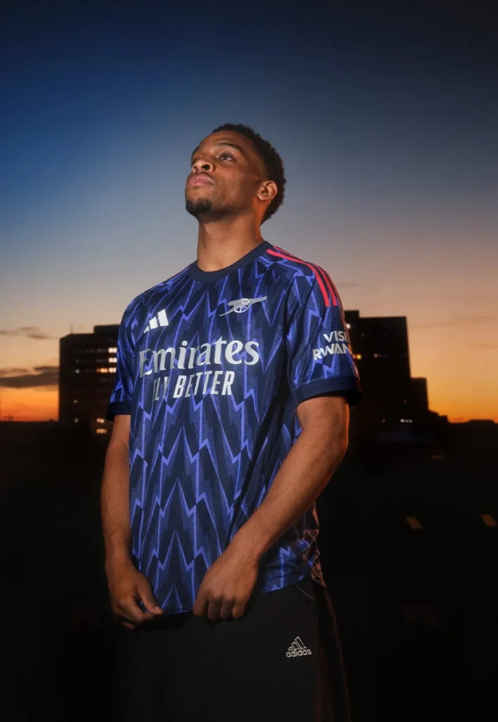 Arsenal presenta su camiseta visitante 2025-2026, un viaje a los rayos de los años 90