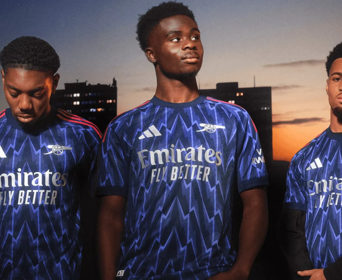 Arsenal presenta su camiseta visitante 2025-2026, un viaje a los rayos de los años 90