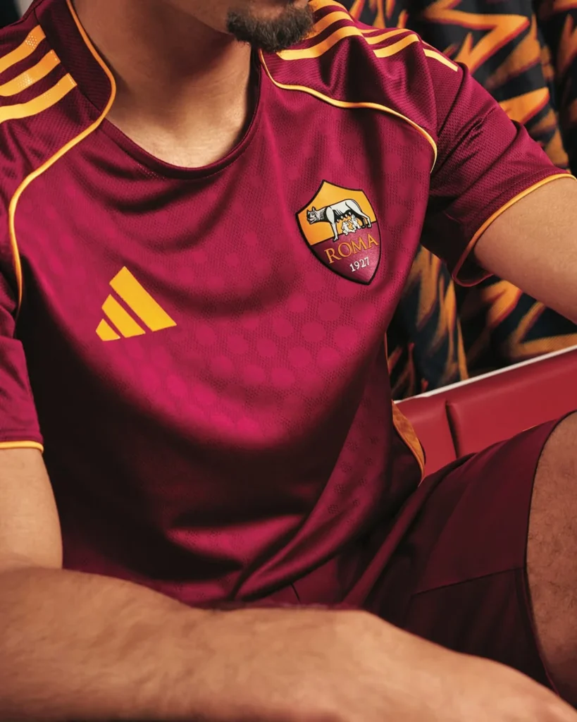 Primera camiseta de la AS Roma 2025-2026, con aire de los años noventa