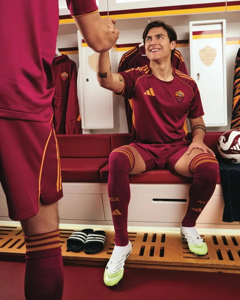Primera camiseta de la AS Roma 2025-2026, con aire de los años noventa