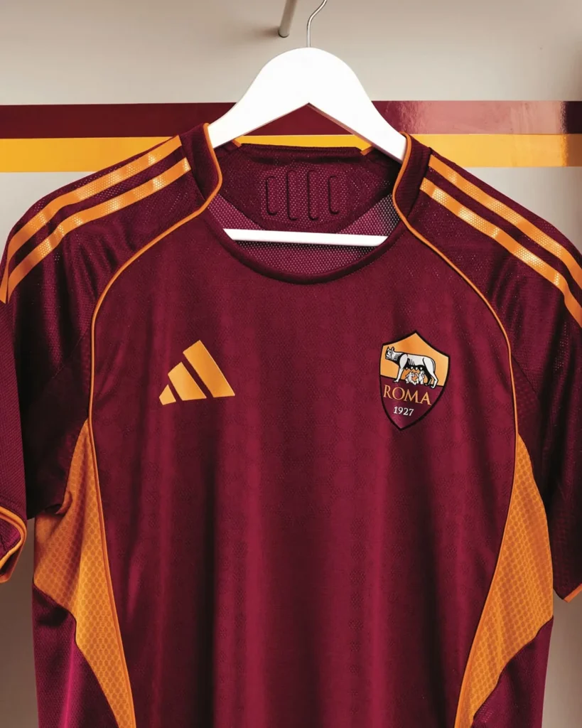 Primera camiseta de la AS Roma 2025-2026, con aire de los años noventa