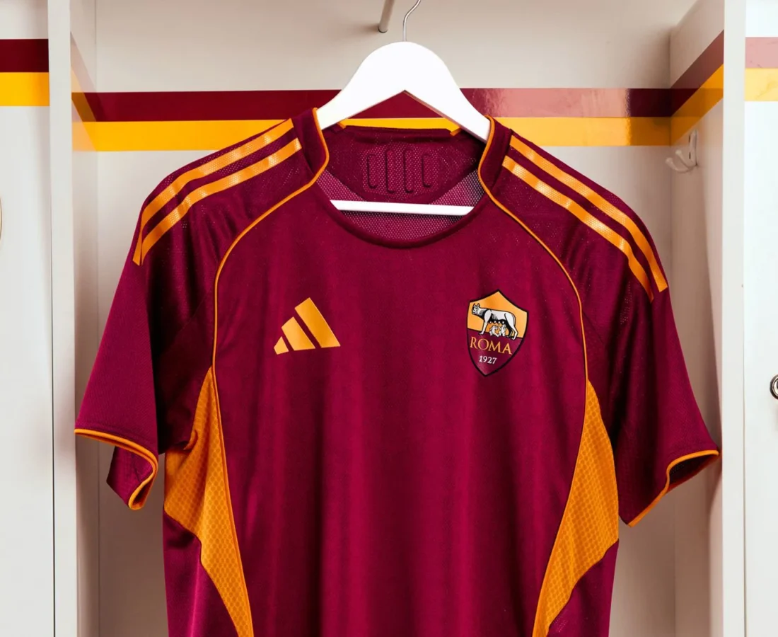 Primera camiseta de la AS Roma 2025-2026, con aire de los años noventa