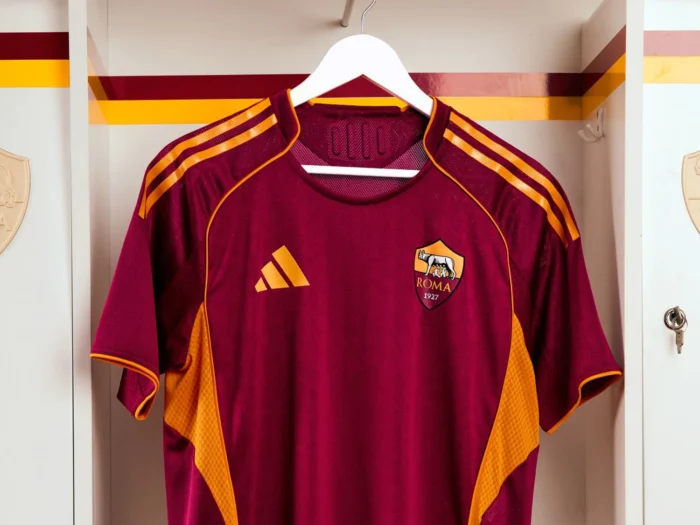 Primera camiseta de la AS Roma 2025-2026, con aire de los años noventa
