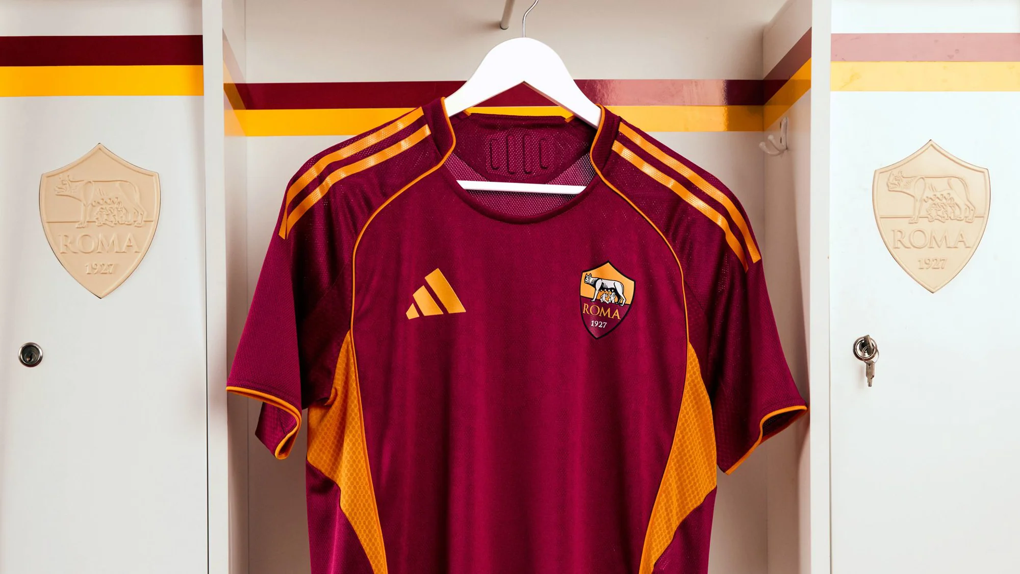 Primera camiseta de la AS Roma 2025-2026, con aire de los años noventa