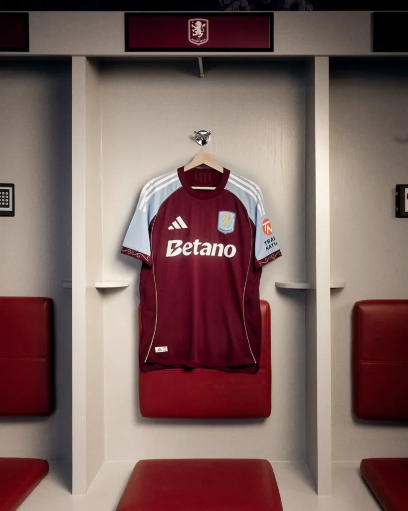 Aston Villa presenta sus camisetas 2025-2026, inspiradas en Holte End y Bullring