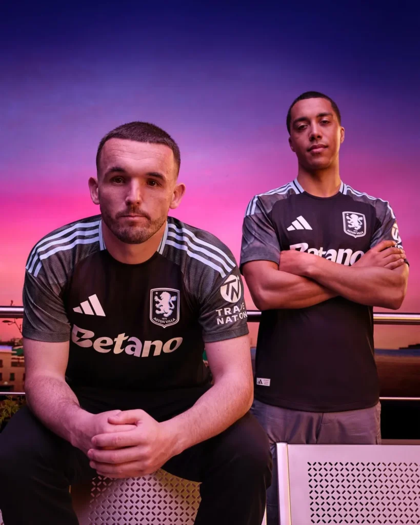 Aston Villa presenta sus camisetas 2025-2026, inspiradas en Holte End y Bullring