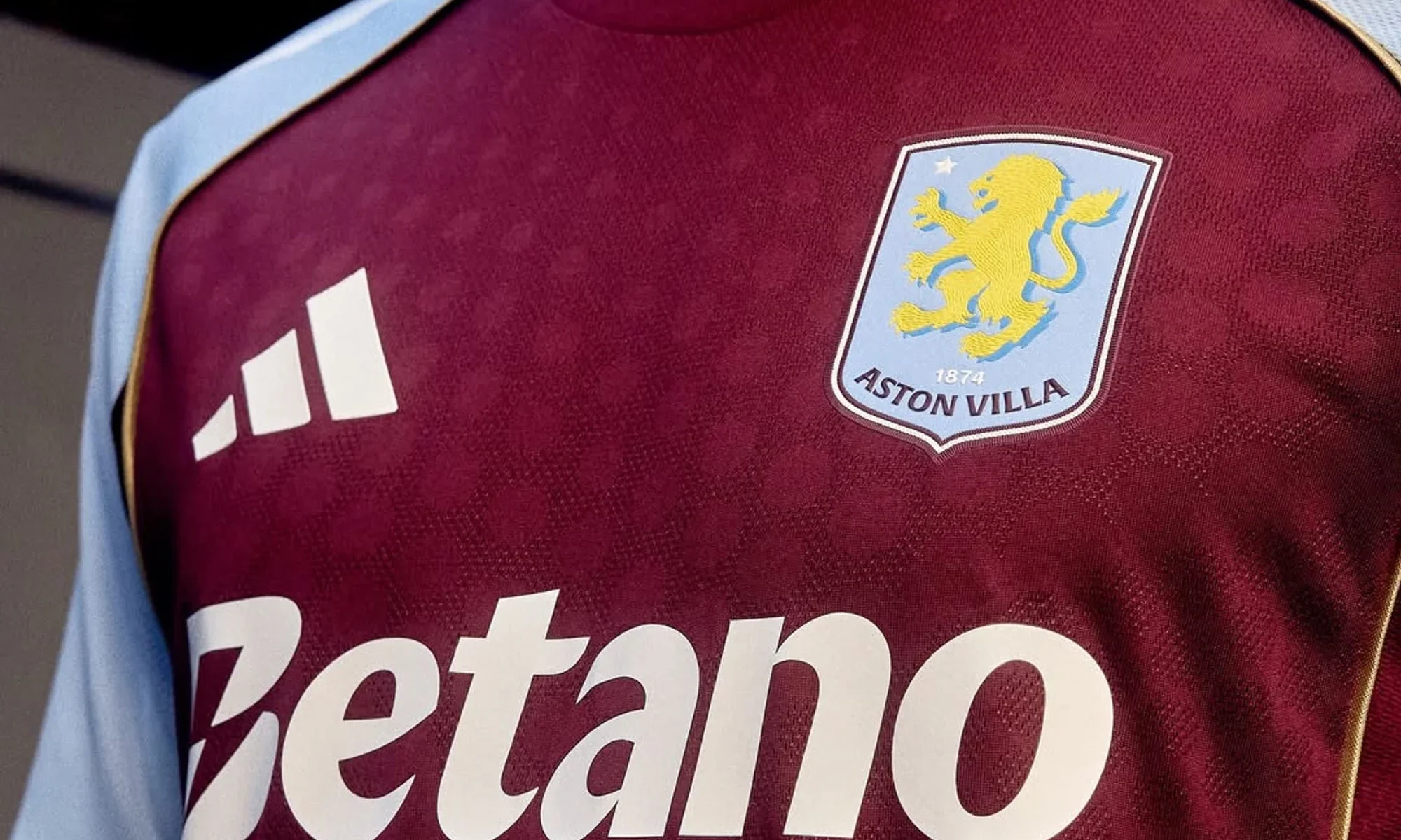 Aston Villa presenta sus camisetas 2025-2026, inspiradas en Holte End y Bullring