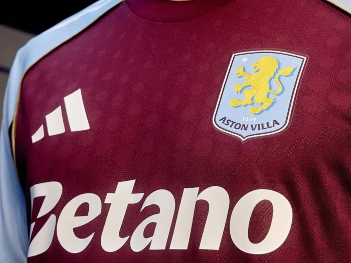 Aston Villa presenta sus camisetas 2025-2026, inspiradas en Holte End y Bullring