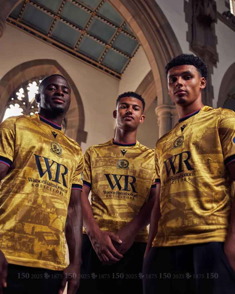 Blackburn Rovers presenta sus camisetas 2025-2026 en honor a su 150 aniversario