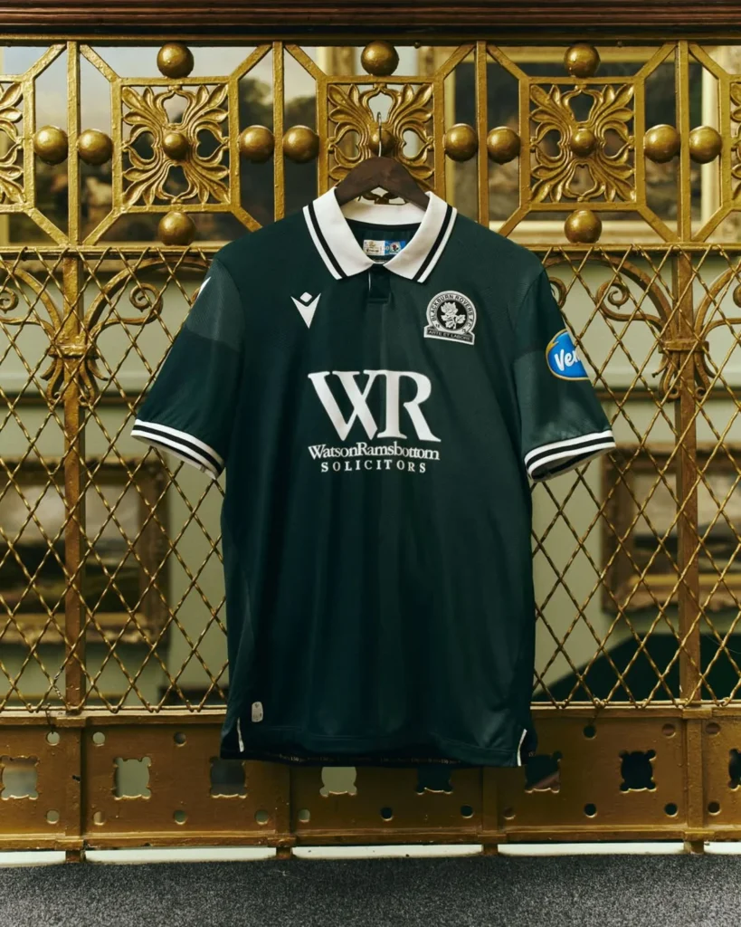 Blackburn Rovers presenta sus camisetas 2025-2026 en honor a su 150 aniversario