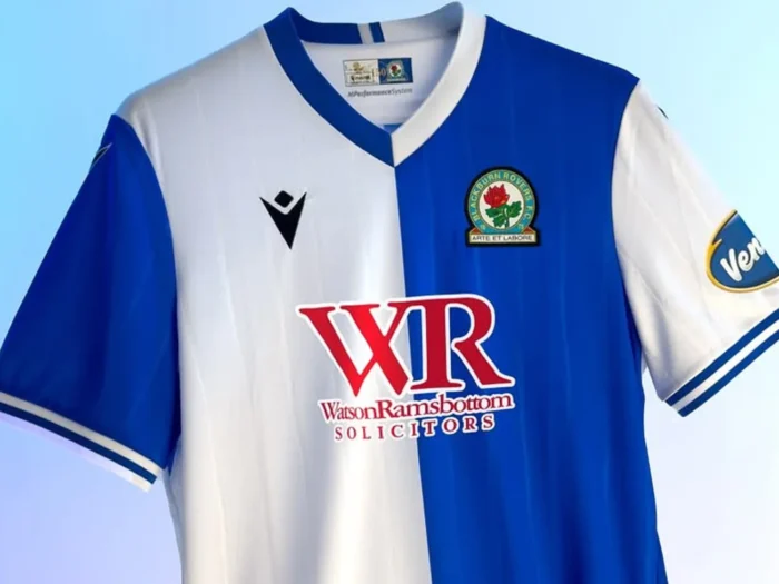 Blackburn Rovers presenta sus camisetas 2025-2026 en honor a su 150 aniversario