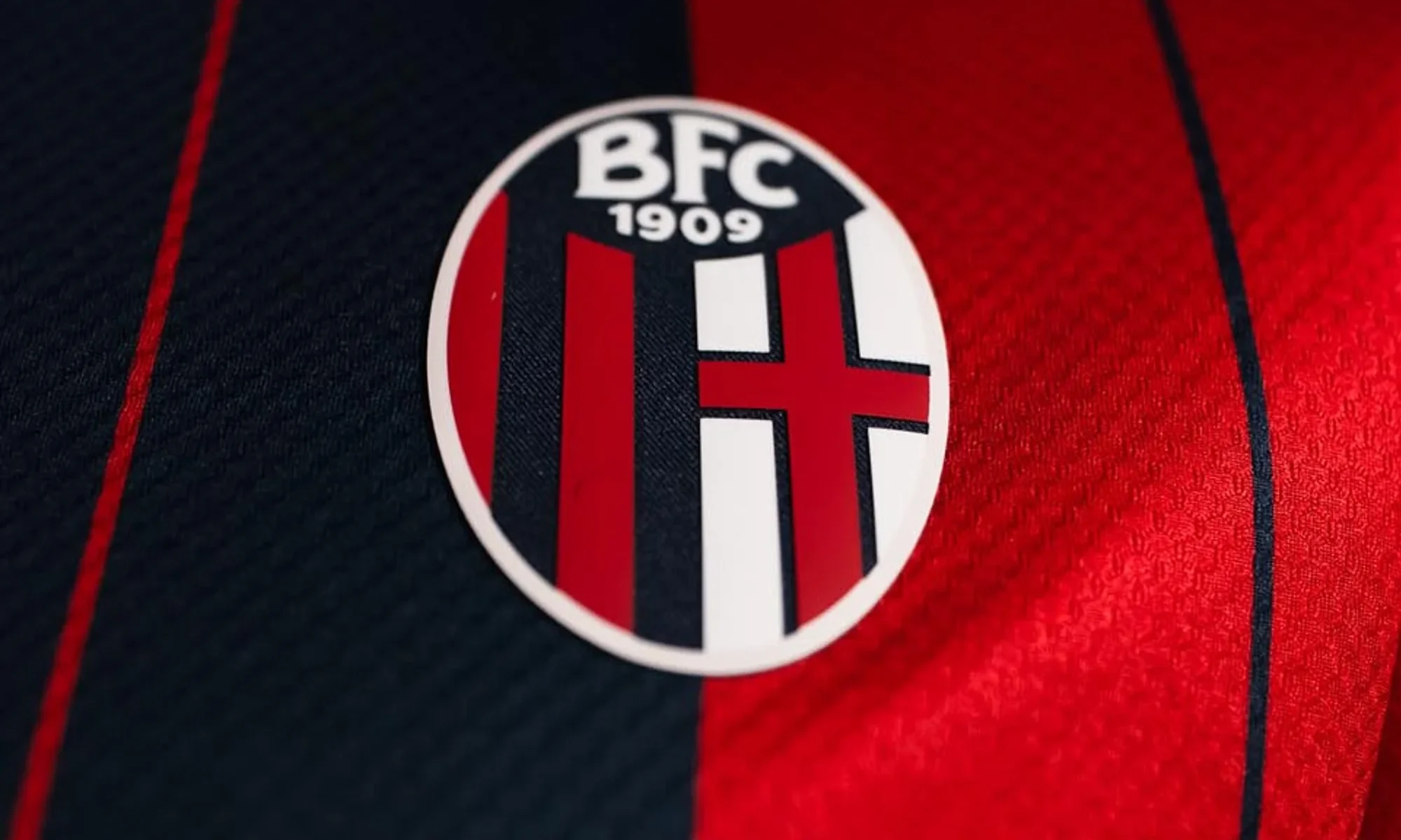 Bologna FC 1909 presenta sus camisetas 2025-2026 con el parche de la Coppa Italia