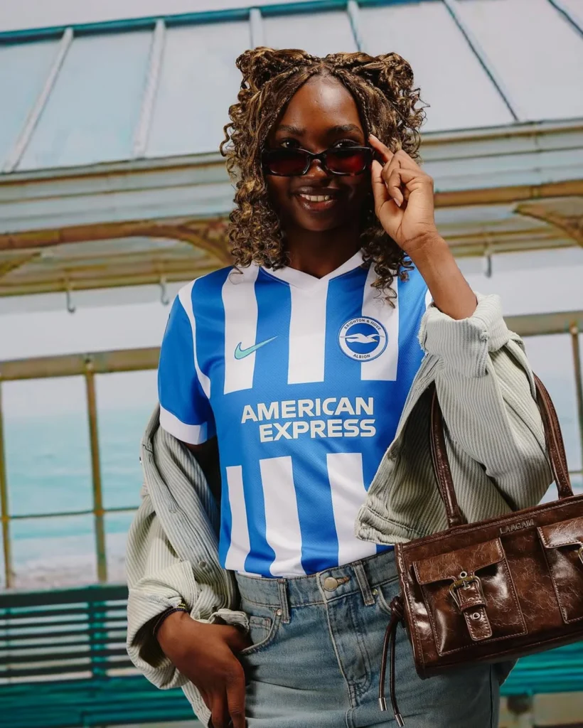 Así son las camisetas del Brighton & Hove Albion 2025-2026: azul y blanco con acentos turquesa