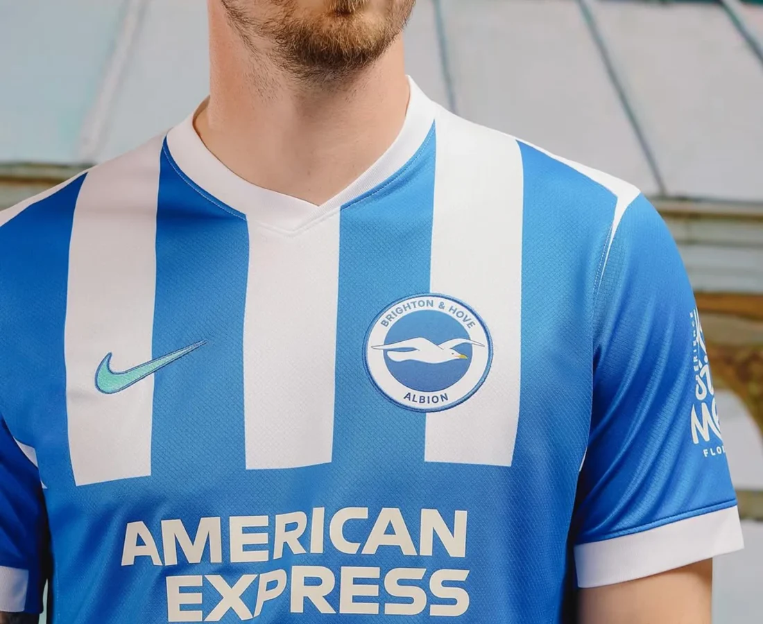 Así son las camisetas del Brighton & Hove Albion 2025-2026: azul y blanco con acentos turquesa