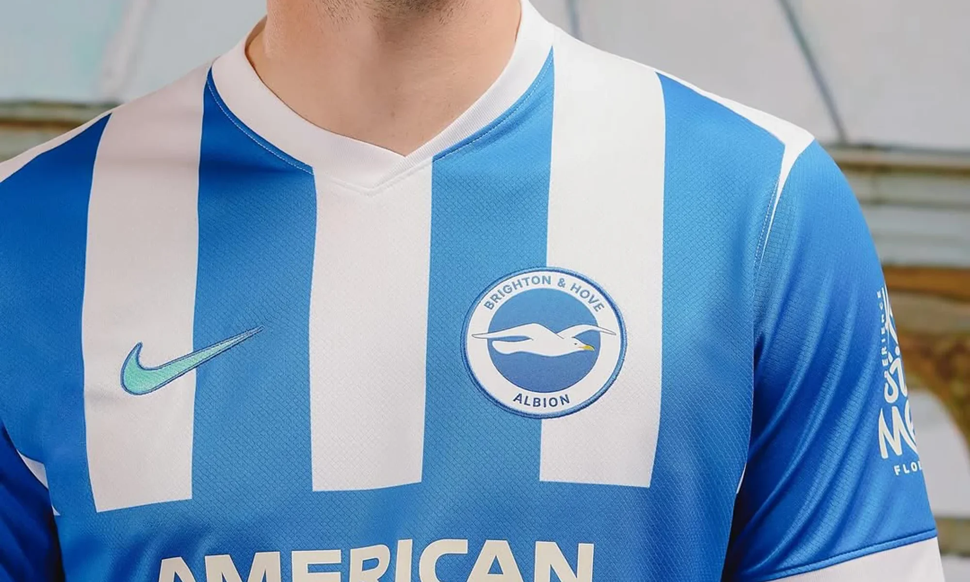 Así son las camisetas del Brighton & Hove Albion 2025-2026: azul y blanco con acentos turquesa