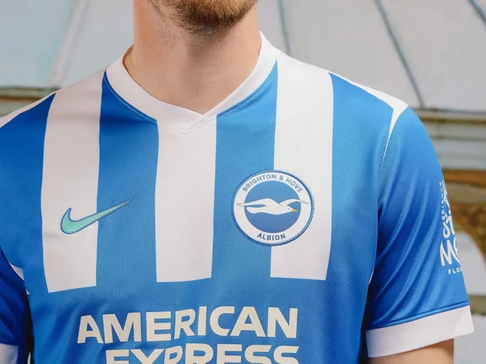 Así son las camisetas del Brighton & Hove Albion 2025-2026: azul y blanco con acentos turquesa