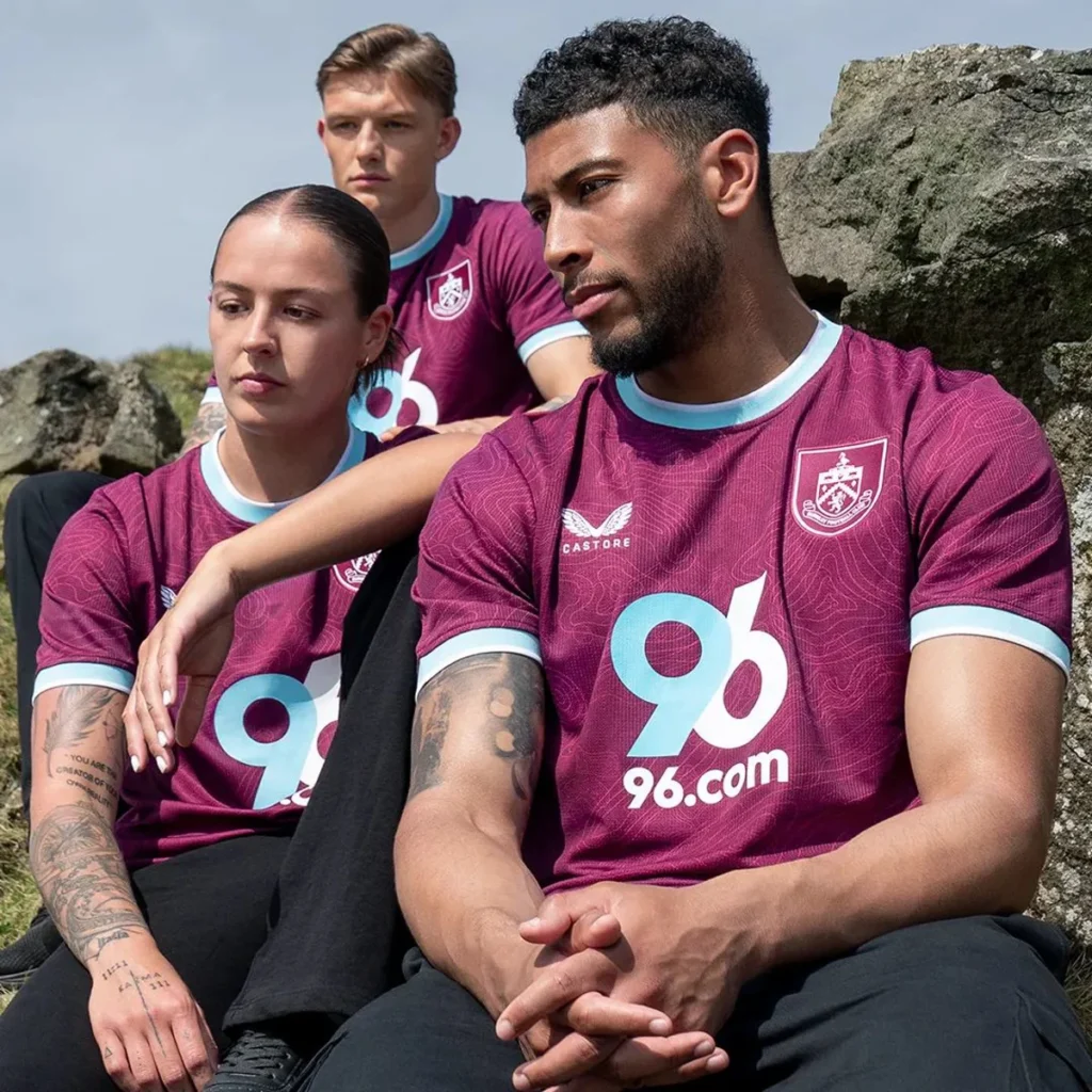 Burnley FC presenta su camiseta 2025-2026, inspirada en el paisaje de Lancashire