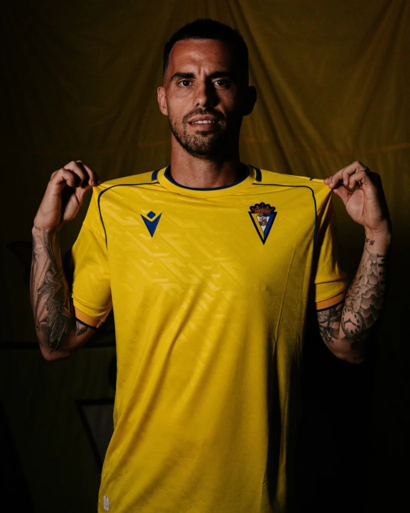 El Cádiz CF presenta sus camisetas 2025-2026 con un homenaje a los fenicios