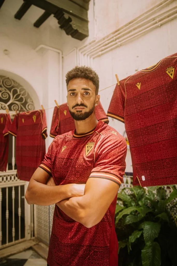 El Cádiz CF presenta sus camisetas 2025-2026 con un homenaje a los fenicios